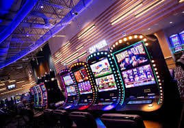 Lucky Cola casino live dealer table games on screen
